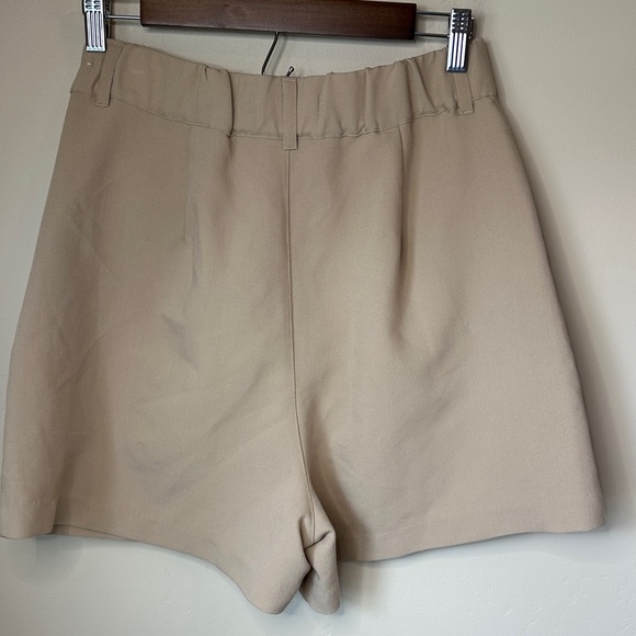 Women’s Medium High-Rise Pleated Women’s Shorts - 4” Inseam - Picture 3 of 4